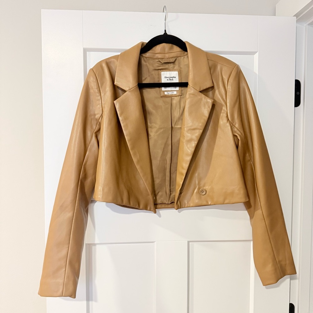 Abercrombie & Fitch - cropped leather blazer